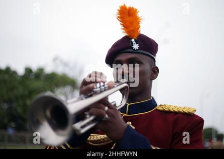 Chennai, Tamil Nadu, Indien. 24th Januar 2022. Ein Tamilnadu Polizeiband nimmt vor der bevorstehenden Parade zum Republic Day in Chennai an einer Generalprobe Teil. Am 26. Januar wird Indien den Tag der Republik 73rd feiern, der die Verabschiedung der Verfassung indiens an diesem Tag im Jahr 1950 markiert. (Bild: © Sri Loganathan/ZUMA Press Wire) Bild: ZUMA Press, Inc./Alamy Live News Stockfoto