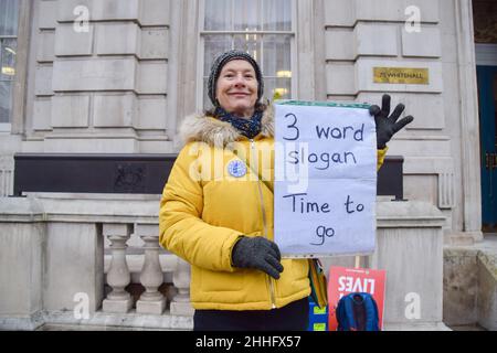 London, Großbritannien 24th. Januar 2022. Ein Protestler vor dem Kabinettsbüro. Eine Handvoll Demonstranten versammelten sich in Westminster, um gegen Boris Johnson und die Tory-Regierung zu protestieren. Kredit: Vuk Valcic / Alamy Live Nachrichten Stockfoto