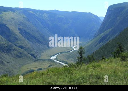 Alpental im Altai mit dem Fluss Chulyshman Stockfoto