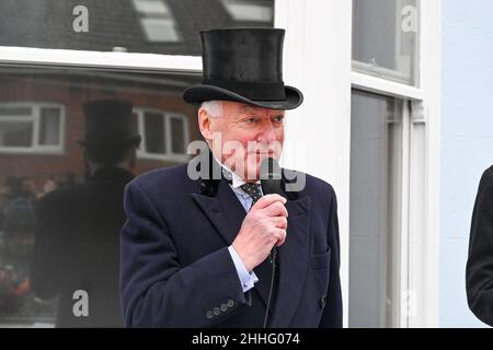 Brighton UK 24th. Januar 2022 - Roger Amerena, Vorsitzender der Brighton and Hove Gedenktafel bei der Enthüllung einer blauen Gedenktafel in der Freshfield Road Brighton für Mercedes Gleitze, die erste britische Frau, die 1927 den Ärmelkanal durchschwimmt. Vindication Swim ist ein biografisches Drama über den 1900 in Brighton geborenen Schwimmer Mercedes Gleitze: Credit Simon Dack / Alamy Live News Stockfoto