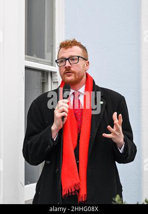 Brighton UK 24th January 2022 - Lloyd Russell-Moyle MP bei der Enthüllung einer blauen Plakette in der Freshfield Road Brighton an Mercedes Gleitze, die erste britische Frau, die 1927 den Ärmelkanal durchschwimmt. Vindication Swim ist ein biografisches Drama über den 1900 in Brighton geborenen Schwimmer Mercedes Gleitze: Credit Simon Dack / Alamy Live News Stockfoto