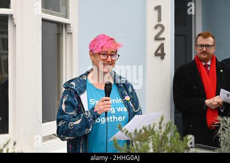 Brighton UK 24th January 2022 - die Künstlerin Vanessa DAWs bei der Enthüllung einer blauen Plakette in der Freshfield Road Brighton an Mercedes Gleitze, die erste britische Frau, die 1927 im Ärmelkanal schwimmt. Vindication Swim ist ein biografisches Drama über den 1900 in Brighton geborenen Schwimmer Mercedes Gleitze: Credit Simon Dack / Alamy Live News Stockfoto