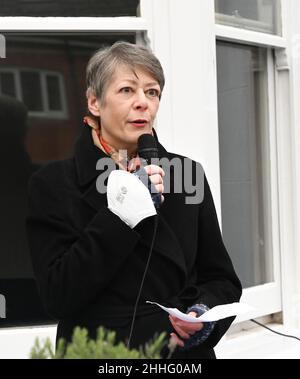 Brighton UK 24th January 2022 - Liz Whitehead , Direktorin der Fabrica Gallery bei der Enthüllung einer blauen Plakette in der Freshfield Road Brighton für Mercedes Gleitze, die erste britische Frau, die 1927 den Ärmelkanal durchschwimmt. Vindication Swim ist ein biografisches Drama über den 1900 in Brighton geborenen Schwimmer Mercedes Gleitze: Credit Simon Dack / Alamy Live News Stockfoto