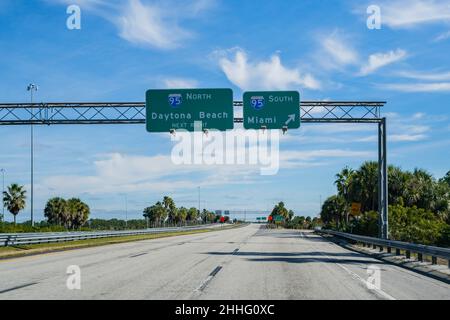 Autobahnschild in Dayona Beach und Miami an einem blauen Himmel Tag Stockfoto