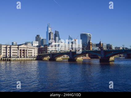 Southwark Bridge und Skyline der City of London an einem klaren, sonnigen Tag. London, Großbritannien 24th. Januar 2022. Stockfoto