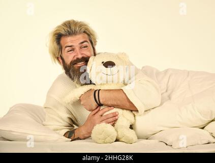 Gute Stimmung. Imaginäre Freunde. Ich bin nicht allein. Niedliches Teddybär Spielzeug. Schöner Hipster. Positive Schlafzimmerumgebung. Verspielt und romantisch. Bärtig Stockfoto