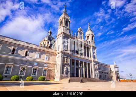 Madrid, Spanien - die Kathedrale der Heiligen Maria der Ryoal von La Almudena bei Sonnenaufgang Stockfoto
