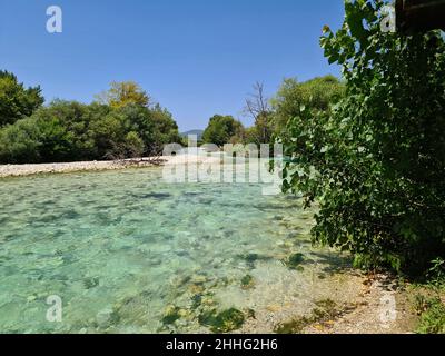 Griechenland, Glyki, das klare, aber kalte Wasser des Acheron-Flusses, in der griechischen Mythologie war Acheron einer der Flüsse der griechischen Unterwelt. Stockfoto