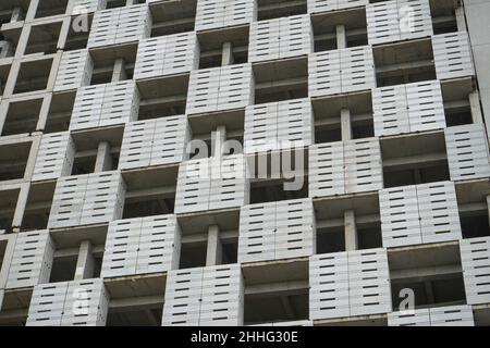 Die Hochhäuser der Appartements und Hotels bestehen aus vielen Etagen, die noch unvollendet sind. Gebäude, die gemustert aussehen. Stockfoto