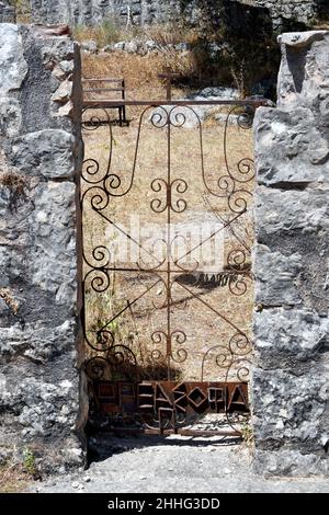 Kypseli, Griechenland - Eingang zum Garten des byzantinischen Klosters Agios Dimitros aks Saint Demetrius in Epirus Stockfoto