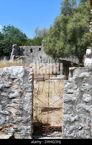 Kypseli, Griechenland - Eingang zum Garten des byzantinischen Klosters Agios Dimitros aks Saint Demetrius in Epirus Stockfoto