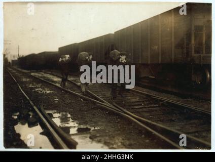 Kohle aus Kohle-Rangierbahnhof zu stehlen. Stockfoto