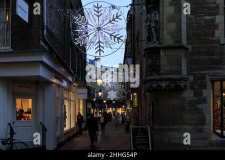 Weihnachtsbeleuchtung im Rose Crescent, St Marys Street, Cambridge City, Cambridgeshire, England, VEREINIGTES KÖNIGREICH Stockfoto