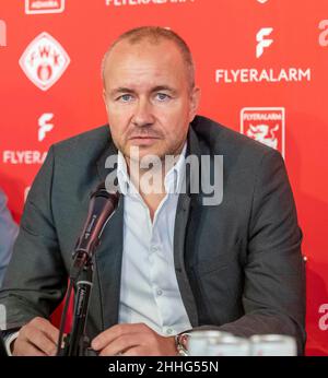 firo Wurzburger Kicker, Würzburg Deutschland, Würzburg, FLYERALARM Lounge, Januar 20th, 2020, Pressekonferenz, Präsentation einer neuen FLYERALARM-Unternehmenseinheit im Fußballbereich in Verbindung mit Felix Magath. Bild: V.l.: Präsentation von Flyeralarm Global Soccer, Thorsten Fischer (CEO der FLYERALARM GmbH sowie Vorsitzender des Vorstands der Kickers Würzburg) Stockfoto