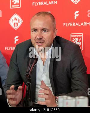 firo Wurzburger Kicker, Würzburg Deutschland, Würzburg, FLYERALARM Lounge, Januar 20th, 2020, Pressekonferenz, Präsentation einer neuen FLYERALARM-Unternehmenseinheit im Fußballbereich in Verbindung mit Felix Magath. Bild: V.l.: Präsentation von Flyeralarm Global Soccer, Thorsten Fischer (CEO der FLYERALARM GmbH sowie Vorsitzender des Vorstands der Kickers Würzburg) Stockfoto