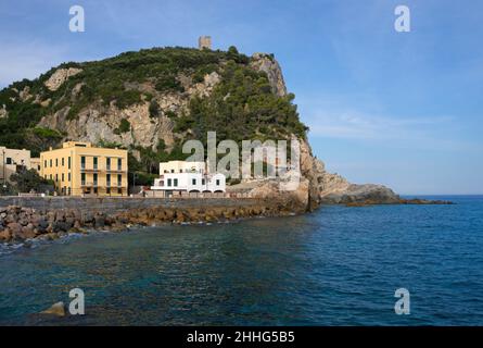 Vorgebirge Varigotti und Crena Point (Punta Crena), Ligurien, Italien Stockfoto