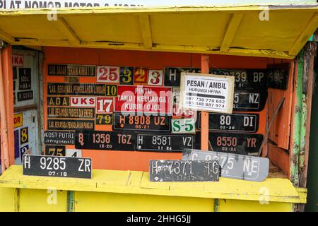 Semarang, Indonesien - September, 2021: Ein Geschäft, das Motorrad- und Autokennzeichen und Marken auf der Seite der Autobahn verkauft. Stockfoto