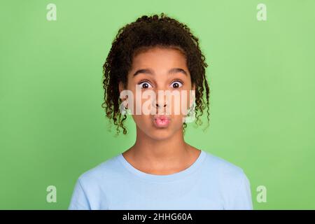 Foto von jungen afro girl teen glücklich positive Lächeln pouted Lippen senden Luftkuss isoliert über grüne Farbe Hintergrund Stockfoto