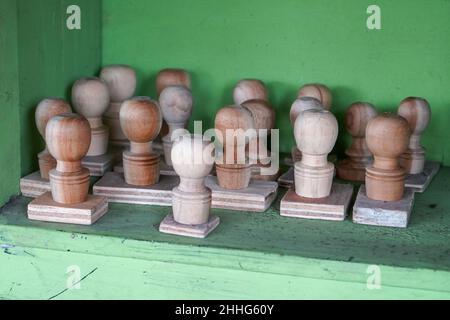 Eine Briefmarkensammlung aus braunem Holz. Stockfoto