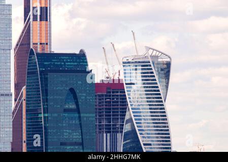 Hebekrane und Bauaktivitäten. Baustelle des Wolkenkratzers. Stockfoto