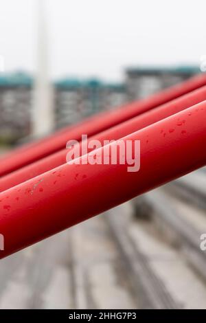 Nahaufnahme eines Geländers an der Betontreppe im Freien Stockfoto