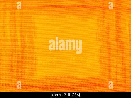 Ein Stück orangefarbener Stoff mit abstrakten Linien und Wellen. Gelbes Textil. Vorhang. Tüll oder Satin Stockfoto