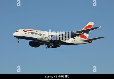 Im Januar 2022 nähert sich ein Airbus A380 von British Airways dem Flughafen Heathrow, London, Großbritannien. Stockfoto