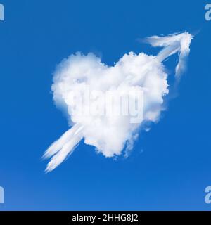 Love Heart – echte weiße Wolkengrafik mit Pfeil auf einem schlichten himmelblauen Hintergrund. Valentine Symbol der Romantik und Zuneigung Stockfoto