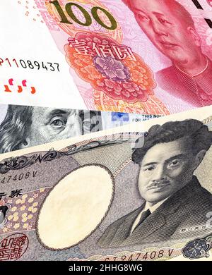 Chinesische Yuan-, japanische Yen- und amerikanische Dollar-Banknoten schließen sich an. Handels- und Geschäftskonzept, Steuern, Börse Stockfoto