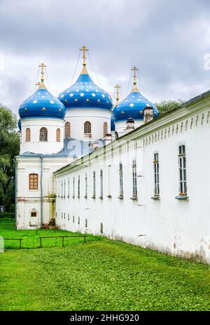 Blaue Kuppeln mit Sternen der orthodoxen Heilig-Kreuz-Kathedrale (1763) im Kloster St. Georg (Jurjew) in Veliky Nowgorod, Russland Stockfoto