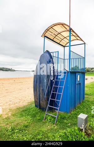 Rettungsschwimmer am Ufer des Stadtstrandes an einem Sommertag. Text auf Russisch: Retter Stockfoto