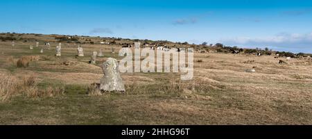 Ein Panoramabild der verbliebenen spätneolithischen, früh bronzezeitlichen stehenden Steine The Hurlers auf Minion Downs auf dem rauen Bodmin Moor in Cornwall U Stockfoto