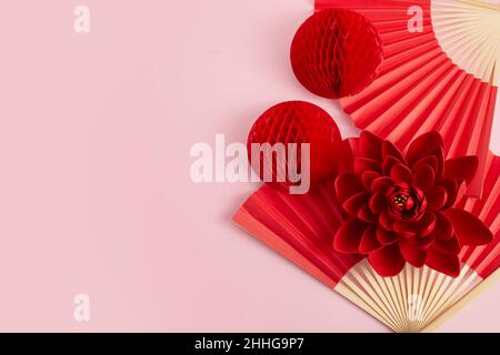 Abstrakter Hintergrund mit Handpapierfächer für Produktpräsentationen. Stockfoto