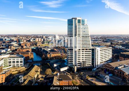 LEEDS, GROSSBRITANNIEN - 14. JANUAR 2022. Eine Luftaufnahme des Bridgewater Place Wolkenkratzers in Granary Wharf, Leeds Stockfoto