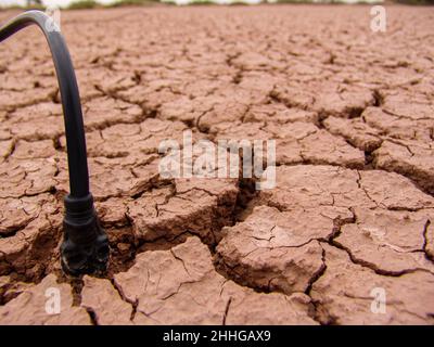 Nahaufnahme der zerbrochenen und grunge Textur des undurchbrochenen Bodens Stockfoto