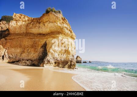 Schöne Bucht in der Nähe von Lagos Stadt, Algarve Region, Portugal. Sandstrand. Portugiesisches Wahrzeichen, beliebtes Reiseziel Stockfoto