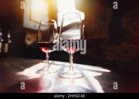 Wein in Gläsern, Weinverkostungskonzept Stockfoto