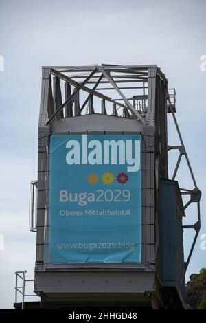 St. Goarhausen, 9. Mai 2021, Werbebanner zur Bundesgartenschau 2029 auf einem alten Schiffskran Stockfoto