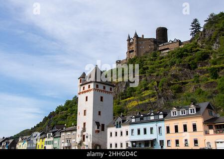 Der Blick auf die Häuser in Sankt Goarhausen und Schloss Katz Stockfoto