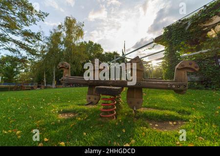 Leerer Holzspielplatz im Restaurantbereich im Freien. Stockfoto