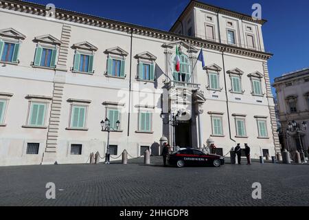 Rom, Italien. 24th Januar 2022. Palazzo del Quirinale, Residenz des Präsidenten der Italienischen Republik, Rom, Italien, 24. Januar 2022. Ab Januar 24 werden die Abgeordneten des italienischen Parlaments aufgefordert, den neuen Präsidenten der Italienischen Republik zu wählen, da die Amtszeit von Sergio Mattarella zu Ende geht (Foto: Elisa Gestri/Sipa USA) Quelle: SIPA USA/Alamy Live News Stockfoto