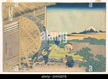 Das Wasserrad von Onden (Onden no suisha), aus der Serie sechsunddreißig Ansichten des Fuji-Berges (Fugaku sanjūrokkei) ca. 1830–32 Katsushika Hokusai der Japaner Fuji sitzt in nebliger Ferne, ein stiller Beobachter des täglichen Lebens der Bauern im Vordergrund. Männer tragen Bündeln bergauf, Frauen waschen Kräuter in frischem Wasser, während ein kleiner Junge eine Schildkröte an einer Schnur führt. Schildkröten, wie die „pilzförmigen“ Wolken, die in einem anderen Bild, „Shichirigahama in der Provinz Sagami“, abgebildet sind, sind mit Langlebigkeit assoziiert. Das Wasserrad von Onden (Onden no suisha), aus der Serie sechsunddreißig Ansichten des Mount Fuji Stockfoto