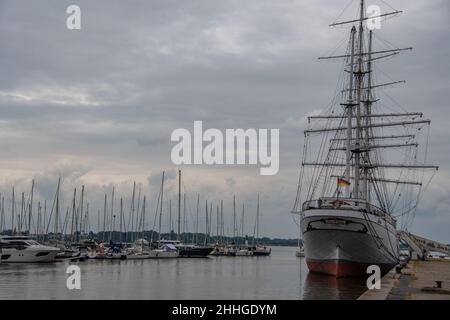 Stralsund, Deutschland 24. Juni 2021, das Segelschiff "Gorch Fock" im Hafen von Stralsund Stockfoto