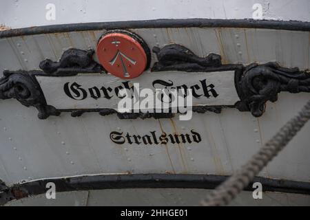 Stralsund, Deutschland 24. Juni 2021, die Nahaufnahme der Beschriftung des Segelschiffs 'Gorch Fock' Stockfoto