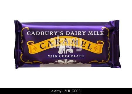 Tafel von Cadbury's Dairy Milk Caramel Milchschokolade aus Schachtel von Cadbury's Dairy Milk Classic Collection auf weißem Hintergrund isoliert Stockfoto