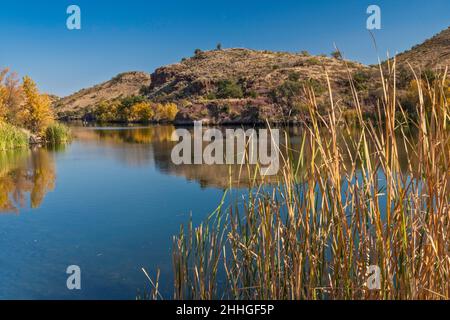 Pena Blanca See, Boot in der Ferne, Atascosa Mountains, Coronado National Forest, Arizona, USA Stockfoto