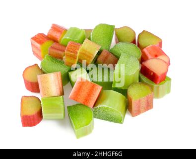 Schneiden Sie die Rhabarberstämme isoliert auf weiß ab Stockfoto