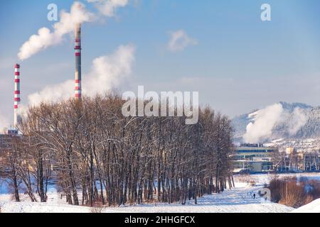 Rauche an sonnigen Tagen im Winter Kamine aus der Fabrik. Stockfoto