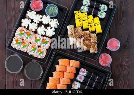 Verschiedene Sushi-Rollen-Sets. Japanisches, beliebtes Essen. Draufsicht. Stockfoto