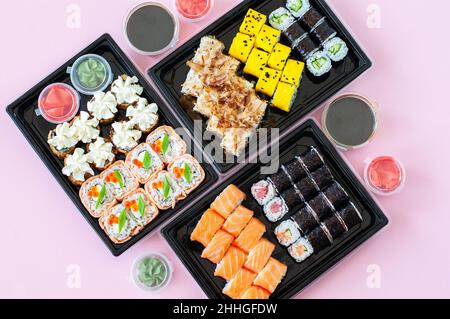 Verschiedene Sushi-Rollen-Sets. Japanisches, beliebtes Essen. Draufsicht. Stockfoto